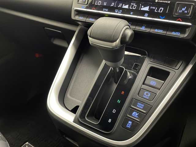 トヨタ ヴォクシー ハイブリッド S－Z 宮崎県 2023(令5)年 2.4万km アティチュードブラックマイカ Toyota Safety Sense/〇プリクラシュセーフティ/〇レーンディパーチャーアラート/〇プロアクティブドライビングアシスト/〇パーキングサポートブレーキ/〇ロードサインアシスト/〇レーダークルーズコントロール/〇オートマチックハイビーム/〇発進遅れ告知/〇クリアランスソナー/快適利便パッケージHigh/〇ハンズフリーデュアルパワースライドドア/〇パワーバックドア/〇ナノイーX/〇ステアリングヒーター/〇2列目シートヒーター/純正8インチディスプレイオーディオ/フルセグTV/CD/DVD/Bluetooth/バックカメラ/純正14型後席ディスプレイ（V14T-R72R）/両側パワースライドドア/ハーフレザーシート/オットマン/LEDヘッドライト/ビルトインETC2.0/AC100V電源/純正17インチAW/スマートキー×2