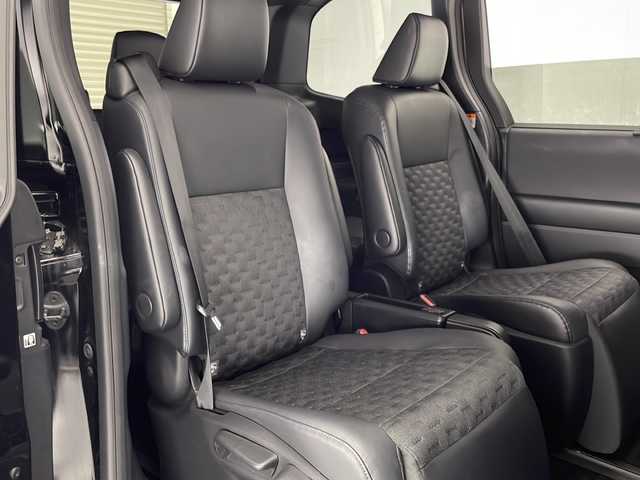 トヨタ ヴォクシー ハイブリッド S－Z 宮崎県 2023(令5)年 2.4万km アティチュードブラックマイカ Toyota Safety Sense/〇プリクラシュセーフティ/〇レーンディパーチャーアラート/〇プロアクティブドライビングアシスト/〇パーキングサポートブレーキ/〇ロードサインアシスト/〇レーダークルーズコントロール/〇オートマチックハイビーム/〇発進遅れ告知/〇クリアランスソナー/快適利便パッケージHigh/〇ハンズフリーデュアルパワースライドドア/〇パワーバックドア/〇ナノイーX/〇ステアリングヒーター/〇2列目シートヒーター/純正8インチディスプレイオーディオ/フルセグTV/CD/DVD/Bluetooth/バックカメラ/純正14型後席ディスプレイ（V14T-R72R）/両側パワースライドドア/ハーフレザーシート/オットマン/LEDヘッドライト/ビルトインETC2.0/AC100V電源/純正17インチAW/スマートキー×2