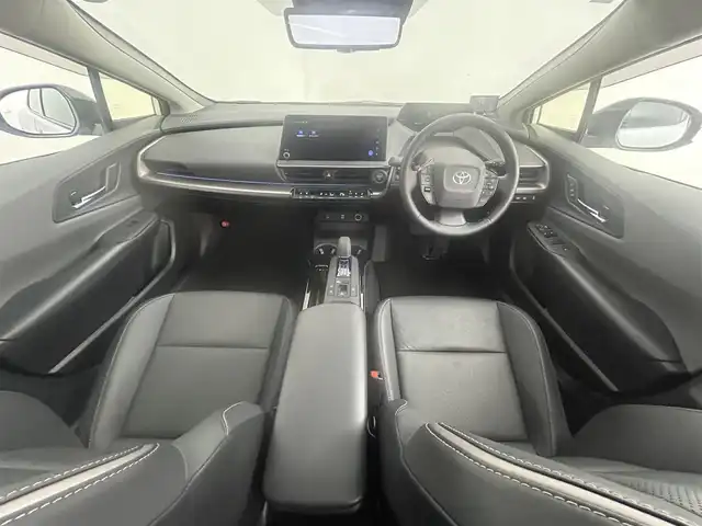 トヨタ プリウス Z 道央・札幌 2023(令5)年 4.9万km プラチナホワイトパールマイカ ・4WD/・寒冷地仕様/・純正ディスプレイオーディオナビゲーション/　BT/フルセグ/USB/Miracast/・ガラスルーフ/・T’Zレーダー探知機/・ワイヤレス充電/・純正ビルトインETC/・パワーバックドア/・レーダークルーズコントロール/・横滑り防止装置/・レーンキープアシスト/・プリクラッシュセーフティ/・レーンディパーチャーアラート/・ブラインドスポットモニター/・プロアクティブドライビングアシスト/・リアクロストラフィックアラート/・リアカメラディテクション/・パーキングサポートブレーキ/・ロードサインアシスト/・前後コーナーセンサー/・オートブレーキホールド/・運転席パワーシート/・前席シートヒーター/シートエアコン/・ステアリングヒーター/・オートライト/・アダプティブハイビーム/・LEDヘッドライト/・スマートキー/・プッシュスタート/・純正フロアマット/・純正AW19インチ/・電動格納ウィンカーミラー
