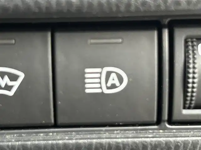 トヨタ プリウス Z 道央・札幌 2023(令5)年 4.9万km プラチナホワイトパールマイカ ・4WD/・寒冷地仕様/・純正ディスプレイオーディオナビゲーション/　BT/フルセグ/USB/Miracast/・ガラスルーフ/・T’Zレーダー探知機/・ワイヤレス充電/・純正ビルトインETC/・パワーバックドア/・レーダークルーズコントロール/・横滑り防止装置/・レーンキープアシスト/・プリクラッシュセーフティ/・レーンディパーチャーアラート/・ブラインドスポットモニター/・プロアクティブドライビングアシスト/・リアクロストラフィックアラート/・リアカメラディテクション/・パーキングサポートブレーキ/・ロードサインアシスト/・前後コーナーセンサー/・オートブレーキホールド/・運転席パワーシート/・前席シートヒーター/シートエアコン/・ステアリングヒーター/・オートライト/・アダプティブハイビーム/・LEDヘッドライト/・スマートキー/・プッシュスタート/・純正フロアマット/・純正AW19インチ/・電動格納ウィンカーミラー