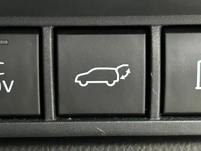 トヨタ プリウス Z 道央・札幌 2023(令5)年 4.9万km プラチナホワイトパールマイカ ・4WD/・寒冷地仕様/・純正ディスプレイオーディオナビゲーション/　BT/フルセグ/USB/Miracast/・ガラスルーフ/・T’Zレーダー探知機/・ワイヤレス充電/・純正ビルトインETC/・パワーバックドア/・レーダークルーズコントロール/・横滑り防止装置/・レーンキープアシスト/・プリクラッシュセーフティ/・レーンディパーチャーアラート/・ブラインドスポットモニター/・プロアクティブドライビングアシスト/・リアクロストラフィックアラート/・リアカメラディテクション/・パーキングサポートブレーキ/・ロードサインアシスト/・前後コーナーセンサー/・オートブレーキホールド/・運転席パワーシート/・前席シートヒーター/シートエアコン/・ステアリングヒーター/・オートライト/・アダプティブハイビーム/・LEDヘッドライト/・スマートキー/・プッシュスタート/・純正フロアマット/・純正AW19インチ/・電動格納ウィンカーミラー