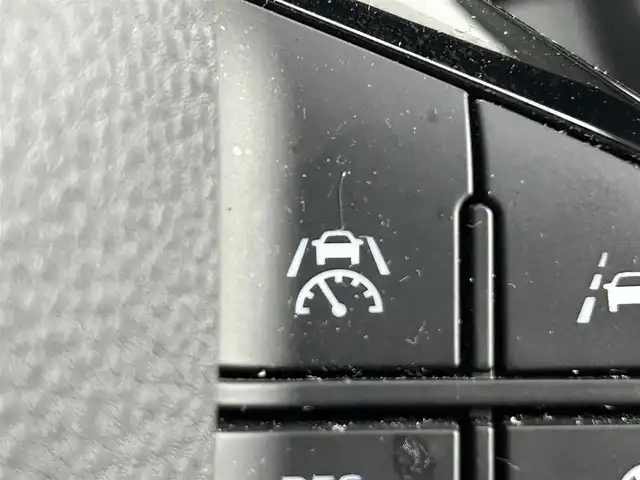 トヨタ プリウス Z 道央・札幌 2023(令5)年 4.9万km プラチナホワイトパールマイカ ・4WD/・寒冷地仕様/・純正ディスプレイオーディオナビゲーション/　BT/フルセグ/USB/Miracast/・ガラスルーフ/・T’Zレーダー探知機/・ワイヤレス充電/・純正ビルトインETC/・パワーバックドア/・レーダークルーズコントロール/・横滑り防止装置/・レーンキープアシスト/・プリクラッシュセーフティ/・レーンディパーチャーアラート/・ブラインドスポットモニター/・プロアクティブドライビングアシスト/・リアクロストラフィックアラート/・リアカメラディテクション/・パーキングサポートブレーキ/・ロードサインアシスト/・前後コーナーセンサー/・オートブレーキホールド/・運転席パワーシート/・前席シートヒーター/シートエアコン/・ステアリングヒーター/・オートライト/・アダプティブハイビーム/・LEDヘッドライト/・スマートキー/・プッシュスタート/・純正フロアマット/・純正AW19インチ/・電動格納ウィンカーミラー