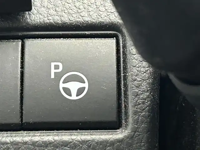 トヨタ プリウス Z 道央・札幌 2023(令5)年 4.9万km プラチナホワイトパールマイカ ・4WD/・寒冷地仕様/・純正ディスプレイオーディオナビゲーション/　BT/フルセグ/USB/Miracast/・ガラスルーフ/・T’Zレーダー探知機/・ワイヤレス充電/・純正ビルトインETC/・パワーバックドア/・レーダークルーズコントロール/・横滑り防止装置/・レーンキープアシスト/・プリクラッシュセーフティ/・レーンディパーチャーアラート/・ブラインドスポットモニター/・プロアクティブドライビングアシスト/・リアクロストラフィックアラート/・リアカメラディテクション/・パーキングサポートブレーキ/・ロードサインアシスト/・前後コーナーセンサー/・オートブレーキホールド/・運転席パワーシート/・前席シートヒーター/シートエアコン/・ステアリングヒーター/・オートライト/・アダプティブハイビーム/・LEDヘッドライト/・スマートキー/・プッシュスタート/・純正フロアマット/・純正AW19インチ/・電動格納ウィンカーミラー