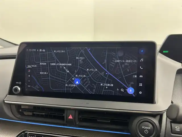 トヨタ プリウス Z 道央・札幌 2023(令5)年 4.9万km プラチナホワイトパールマイカ ・4WD/・寒冷地仕様/・純正ディスプレイオーディオナビゲーション/　BT/フルセグ/USB/Miracast/・ガラスルーフ/・T’Zレーダー探知機/・ワイヤレス充電/・純正ビルトインETC/・パワーバックドア/・レーダークルーズコントロール/・横滑り防止装置/・レーンキープアシスト/・プリクラッシュセーフティ/・レーンディパーチャーアラート/・ブラインドスポットモニター/・プロアクティブドライビングアシスト/・リアクロストラフィックアラート/・リアカメラディテクション/・パーキングサポートブレーキ/・ロードサインアシスト/・前後コーナーセンサー/・オートブレーキホールド/・運転席パワーシート/・前席シートヒーター/シートエアコン/・ステアリングヒーター/・オートライト/・アダプティブハイビーム/・LEDヘッドライト/・スマートキー/・プッシュスタート/・純正フロアマット/・純正AW19インチ/・電動格納ウィンカーミラー