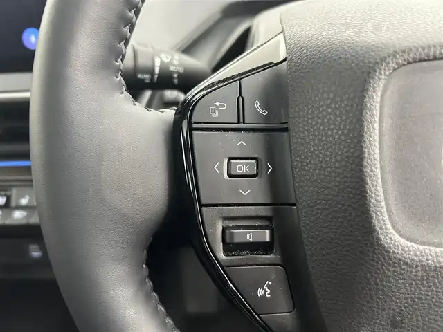 トヨタ プリウス Z 道央・札幌 2023(令5)年 4.9万km プラチナホワイトパールマイカ ・4WD/・寒冷地仕様/・純正ディスプレイオーディオナビゲーション/　BT/フルセグ/USB/Miracast/・ガラスルーフ/・T’Zレーダー探知機/・ワイヤレス充電/・純正ビルトインETC/・パワーバックドア/・レーダークルーズコントロール/・横滑り防止装置/・レーンキープアシスト/・プリクラッシュセーフティ/・レーンディパーチャーアラート/・ブラインドスポットモニター/・プロアクティブドライビングアシスト/・リアクロストラフィックアラート/・リアカメラディテクション/・パーキングサポートブレーキ/・ロードサインアシスト/・前後コーナーセンサー/・オートブレーキホールド/・運転席パワーシート/・前席シートヒーター/シートエアコン/・ステアリングヒーター/・オートライト/・アダプティブハイビーム/・LEDヘッドライト/・スマートキー/・プッシュスタート/・純正フロアマット/・純正AW19インチ/・電動格納ウィンカーミラー