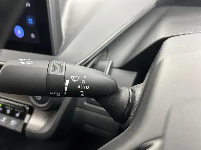 トヨタ プリウス Z 道央・札幌 2023(令5)年 4.9万km プラチナホワイトパールマイカ ・4WD/・寒冷地仕様/・純正ディスプレイオーディオナビゲーション/　BT/フルセグ/USB/Miracast/・ガラスルーフ/・T’Zレーダー探知機/・ワイヤレス充電/・純正ビルトインETC/・パワーバックドア/・レーダークルーズコントロール/・横滑り防止装置/・レーンキープアシスト/・プリクラッシュセーフティ/・レーンディパーチャーアラート/・ブラインドスポットモニター/・プロアクティブドライビングアシスト/・リアクロストラフィックアラート/・リアカメラディテクション/・パーキングサポートブレーキ/・ロードサインアシスト/・前後コーナーセンサー/・オートブレーキホールド/・運転席パワーシート/・前席シートヒーター/シートエアコン/・ステアリングヒーター/・オートライト/・アダプティブハイビーム/・LEDヘッドライト/・スマートキー/・プッシュスタート/・純正フロアマット/・純正AW19インチ/・電動格納ウィンカーミラー