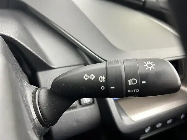 トヨタ プリウス Z 道央・札幌 2023(令5)年 4.9万km プラチナホワイトパールマイカ ・4WD/・寒冷地仕様/・純正ディスプレイオーディオナビゲーション/　BT/フルセグ/USB/Miracast/・ガラスルーフ/・T’Zレーダー探知機/・ワイヤレス充電/・純正ビルトインETC/・パワーバックドア/・レーダークルーズコントロール/・横滑り防止装置/・レーンキープアシスト/・プリクラッシュセーフティ/・レーンディパーチャーアラート/・ブラインドスポットモニター/・プロアクティブドライビングアシスト/・リアクロストラフィックアラート/・リアカメラディテクション/・パーキングサポートブレーキ/・ロードサインアシスト/・前後コーナーセンサー/・オートブレーキホールド/・運転席パワーシート/・前席シートヒーター/シートエアコン/・ステアリングヒーター/・オートライト/・アダプティブハイビーム/・LEDヘッドライト/・スマートキー/・プッシュスタート/・純正フロアマット/・純正AW19インチ/・電動格納ウィンカーミラー