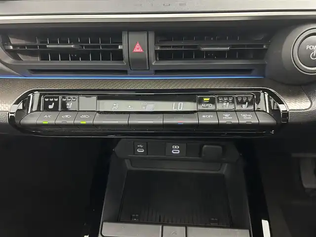 トヨタ プリウス Z 道央・札幌 2023(令5)年 4.9万km プラチナホワイトパールマイカ ・4WD/・寒冷地仕様/・純正ディスプレイオーディオナビゲーション/　BT/フルセグ/USB/Miracast/・ガラスルーフ/・T’Zレーダー探知機/・ワイヤレス充電/・純正ビルトインETC/・パワーバックドア/・レーダークルーズコントロール/・横滑り防止装置/・レーンキープアシスト/・プリクラッシュセーフティ/・レーンディパーチャーアラート/・ブラインドスポットモニター/・プロアクティブドライビングアシスト/・リアクロストラフィックアラート/・リアカメラディテクション/・パーキングサポートブレーキ/・ロードサインアシスト/・前後コーナーセンサー/・オートブレーキホールド/・運転席パワーシート/・前席シートヒーター/シートエアコン/・ステアリングヒーター/・オートライト/・アダプティブハイビーム/・LEDヘッドライト/・スマートキー/・プッシュスタート/・純正フロアマット/・純正AW19インチ/・電動格納ウィンカーミラー