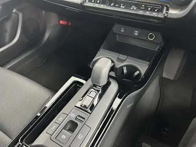 トヨタ プリウス Z 道央・札幌 2023(令5)年 4.9万km プラチナホワイトパールマイカ ・4WD/・寒冷地仕様/・純正ディスプレイオーディオナビゲーション/　BT/フルセグ/USB/Miracast/・ガラスルーフ/・T’Zレーダー探知機/・ワイヤレス充電/・純正ビルトインETC/・パワーバックドア/・レーダークルーズコントロール/・横滑り防止装置/・レーンキープアシスト/・プリクラッシュセーフティ/・レーンディパーチャーアラート/・ブラインドスポットモニター/・プロアクティブドライビングアシスト/・リアクロストラフィックアラート/・リアカメラディテクション/・パーキングサポートブレーキ/・ロードサインアシスト/・前後コーナーセンサー/・オートブレーキホールド/・運転席パワーシート/・前席シートヒーター/シートエアコン/・ステアリングヒーター/・オートライト/・アダプティブハイビーム/・LEDヘッドライト/・スマートキー/・プッシュスタート/・純正フロアマット/・純正AW19インチ/・電動格納ウィンカーミラー