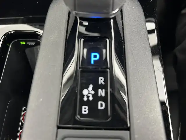 トヨタ プリウス Z 道央・札幌 2023(令5)年 4.9万km プラチナホワイトパールマイカ ・4WD/・寒冷地仕様/・純正ディスプレイオーディオナビゲーション/　BT/フルセグ/USB/Miracast/・ガラスルーフ/・T’Zレーダー探知機/・ワイヤレス充電/・純正ビルトインETC/・パワーバックドア/・レーダークルーズコントロール/・横滑り防止装置/・レーンキープアシスト/・プリクラッシュセーフティ/・レーンディパーチャーアラート/・ブラインドスポットモニター/・プロアクティブドライビングアシスト/・リアクロストラフィックアラート/・リアカメラディテクション/・パーキングサポートブレーキ/・ロードサインアシスト/・前後コーナーセンサー/・オートブレーキホールド/・運転席パワーシート/・前席シートヒーター/シートエアコン/・ステアリングヒーター/・オートライト/・アダプティブハイビーム/・LEDヘッドライト/・スマートキー/・プッシュスタート/・純正フロアマット/・純正AW19インチ/・電動格納ウィンカーミラー