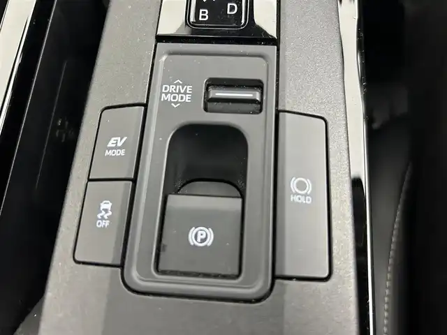 トヨタ プリウス Z 道央・札幌 2023(令5)年 4.9万km プラチナホワイトパールマイカ ・4WD/・寒冷地仕様/・純正ディスプレイオーディオナビゲーション/　BT/フルセグ/USB/Miracast/・ガラスルーフ/・T’Zレーダー探知機/・ワイヤレス充電/・純正ビルトインETC/・パワーバックドア/・レーダークルーズコントロール/・横滑り防止装置/・レーンキープアシスト/・プリクラッシュセーフティ/・レーンディパーチャーアラート/・ブラインドスポットモニター/・プロアクティブドライビングアシスト/・リアクロストラフィックアラート/・リアカメラディテクション/・パーキングサポートブレーキ/・ロードサインアシスト/・前後コーナーセンサー/・オートブレーキホールド/・運転席パワーシート/・前席シートヒーター/シートエアコン/・ステアリングヒーター/・オートライト/・アダプティブハイビーム/・LEDヘッドライト/・スマートキー/・プッシュスタート/・純正フロアマット/・純正AW19インチ/・電動格納ウィンカーミラー