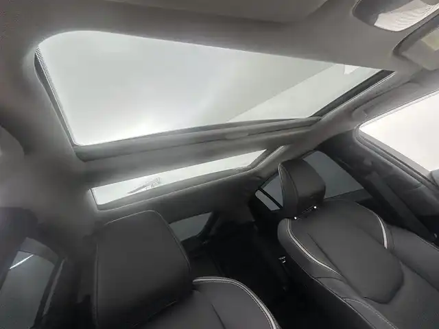 トヨタ プリウス Z 道央・札幌 2023(令5)年 4.9万km プラチナホワイトパールマイカ ・4WD/・寒冷地仕様/・純正ディスプレイオーディオナビゲーション/　BT/フルセグ/USB/Miracast/・ガラスルーフ/・T’Zレーダー探知機/・ワイヤレス充電/・純正ビルトインETC/・パワーバックドア/・レーダークルーズコントロール/・横滑り防止装置/・レーンキープアシスト/・プリクラッシュセーフティ/・レーンディパーチャーアラート/・ブラインドスポットモニター/・プロアクティブドライビングアシスト/・リアクロストラフィックアラート/・リアカメラディテクション/・パーキングサポートブレーキ/・ロードサインアシスト/・前後コーナーセンサー/・オートブレーキホールド/・運転席パワーシート/・前席シートヒーター/シートエアコン/・ステアリングヒーター/・オートライト/・アダプティブハイビーム/・LEDヘッドライト/・スマートキー/・プッシュスタート/・純正フロアマット/・純正AW19インチ/・電動格納ウィンカーミラー