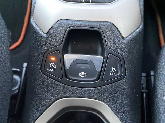 クライスラー・ジープ ジープ レネゲード リミテッド 岩手県 2017(平29)年 7.1万km ベージュ ブラインドスポットモニター　ルーフレール　バックカメラ　ディスプレイオーディオ　ＦＭ／ＡＭ　ＡＵＸ　パワーシート　シートヒーター　ステアリングヒーター　純正フロアマット　コーナーセンサー　ＨＩＤライト