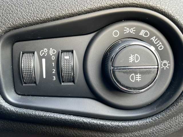 クライスラー・ジープ ジープ レネゲード リミテッド 岩手県 2017(平29)年 7.1万km ベージュ ブラインドスポットモニター　ルーフレール　バックカメラ　ディスプレイオーディオ　ＦＭ／ＡＭ　ＡＵＸ　パワーシート　シートヒーター　ステアリングヒーター　純正フロアマット　コーナーセンサー　ＨＩＤライト