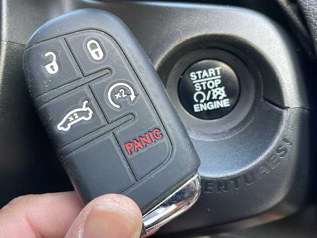 クライスラー・ジープ ジープ レネゲード リミテッド 岩手県 2017(平29)年 7.1万km ベージュ ブラインドスポットモニター　ルーフレール　バックカメラ　ディスプレイオーディオ　ＦＭ／ＡＭ　ＡＵＸ　パワーシート　シートヒーター　ステアリングヒーター　純正フロアマット　コーナーセンサー　ＨＩＤライト