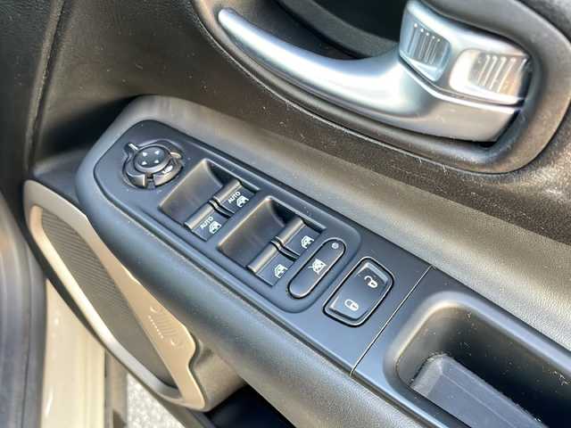 クライスラー・ジープ ジープ レネゲード リミテッド 岩手県 2017(平29)年 7.1万km ベージュ ブラインドスポットモニター　ルーフレール　バックカメラ　ディスプレイオーディオ　ＦＭ／ＡＭ　ＡＵＸ　パワーシート　シートヒーター　ステアリングヒーター　純正フロアマット　コーナーセンサー　ＨＩＤライト