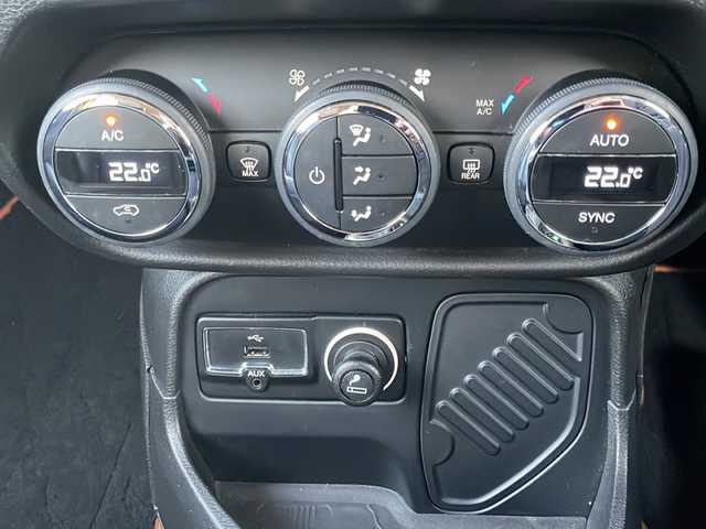 クライスラー・ジープ ジープ レネゲード リミテッド 岩手県 2017(平29)年 7.1万km ベージュ ブラインドスポットモニター　ルーフレール　バックカメラ　ディスプレイオーディオ　ＦＭ／ＡＭ　ＡＵＸ　パワーシート　シートヒーター　ステアリングヒーター　純正フロアマット　コーナーセンサー　ＨＩＤライト