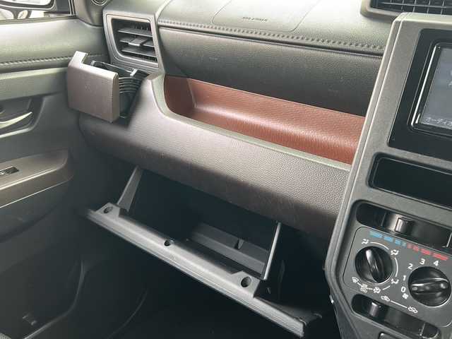 トヨタ ルーミー X S 千葉県 2018(平30)年 9.2万km ブライトシルバーM 純正SDナビ（NSCD-66）/BlueTooth接続/ワンセグテレビ/CD/SD/AUX/バックカメラ/衝突軽減ブレーキ/片側パワースライドドア/スタッドレスタイヤ（165/R65/14）/アイドリングストップ/プッシュスタート/スマートキー/ウォークスルー/ドライブレコーダー（HDR 203G）/ドアバイザー/ETC/純正フロアマット/取扱説明書/保証書