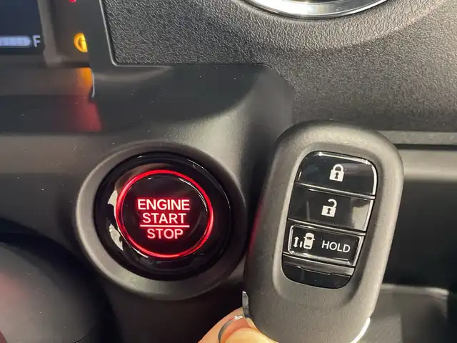 ホンダ Ｎ ＢＯＸ カスタム 埼玉県 2025(令7)年 0.1千km クリスタルブラックパール ホンダセンシング　/純正8インチメモリナビ/　　BT/フルセグ　/バックカメラ　/片側パワースライドドア /レーダークルーズコントロール/LEDオートライト /シートヒーター /純正14インチアルミホイール/電子パーキング /ステアリングスイッチ