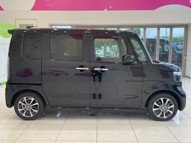 ホンダ Ｎ ＢＯＸ カスタム 埼玉県 2025(令7)年 0.1千km クリスタルブラックパール ホンダセンシング　/純正8インチメモリナビ/　　BT/フルセグ　/バックカメラ　/片側パワースライドドア /レーダークルーズコントロール/LEDオートライト /シートヒーター /純正14インチアルミホイール/電子パーキング /ステアリングスイッチ