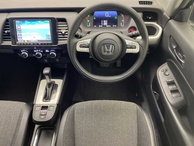 ホンダ フィット e:HEVホーム 宮崎県 2022(令4)年 2.9万km クリスタルブラックパール 禁煙車/ホンダセンシング/純正8型ナビTV/（Gathers/VXM-215VFEi/CD/DVD/Bluetooth/フルセグTV)/純正バックカメラ/純正前後ドライブレコーダー/純正OPエアロ/純正OPルーフエンドスポイラー/純正ビルトインETC/純正LEDオートライト/純正LEDフォグ/純正フロアマット/社外16インチアルミ/アダプティブクルーズコントロール/レーンディパーチャーアラート/オートマチックハイビーム/クリアランスソナー/電子パーキング/オートホールド/ウインカードアミラー/オートエアコン/ハーフレザーシート/本革巻ハンドル/スマートキー/プッシュエンジンスタート/スペアキー/新車時保証書/取扱い説明書