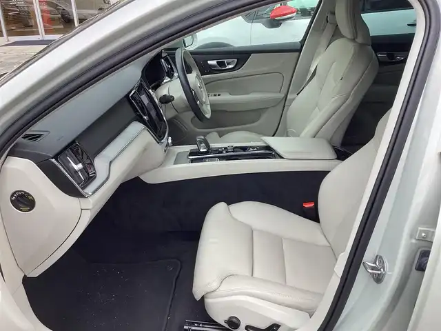 ボルボ ボルボ Ｖ６０ クロスカントリー B5 AWD 栃木県 2022(令4)年 1.9万km ベージュ  純正ナビ/ フルセグテレビ/ アラウンドビューカメラ/ プッシュスタート/ ETC/ LEDヘッドライト/ フォグライト/ 前席パワーシート/ 衝突被害軽減ブレーキ