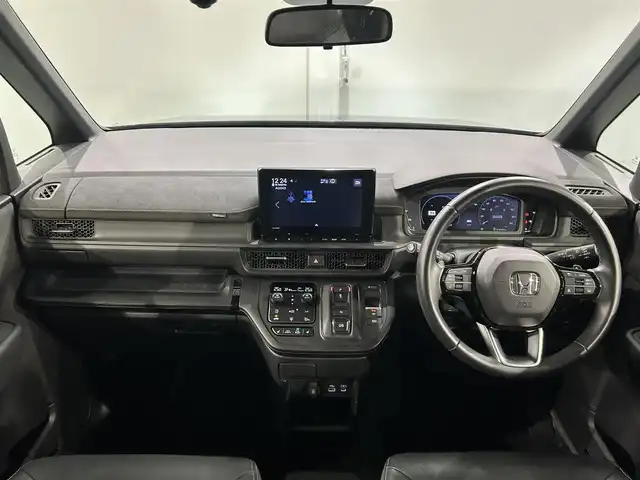 ホンダ ステップワゴン スパーダ eHEV プレミアムライン 愛知県 2022(令4)年 1.7万km トワイライトミストブラックパール 純正9インチナビ/（AM/FM/CD/DVD/USB/Bluetooth/フルセグTV）/両側電動スライドドア/ホンダセンシング/・レーダークルーズコントロール/・レーンキープアシスト/・ブラインドスポットモニター/・パーキングセンサー/・衝突軽減ブレーキ/・標識認識機能/アラウンドビューモニター/LEDヘッドライト/1列目・2列目シートヒーター/ETC/バックカメラ/ドライブレコーダー/ブラインドスポットモニター/電動リアゲート/プッシュスタート/コーナーセンサー/パドルシフト/2列目オットマン/スマートキー/ミュージックサーバー/ミュージックプレイヤー接続/オートライト