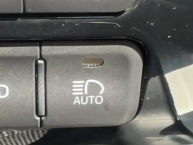 トヨタ プリウス A ツーリングセレクション 秋田県 2017(平29)年 3.3万km ホワイトパールクリスタルシャイン ４WD/衝突軽減システム/LEDヘッドライト/フルセグ/バックカメラ/純正アルミ/スマートキー/アイドリングストップ/コーナーセンサー/パーキングアシスト/レーンキープアシスト/クルーズコントロール/ステアリングスイッチ/前席シートヒーター/ブラインドスポットモニター/寒冷地仕様/純正フロアマット/純正ドアバイザー/オートライト/オートエアコン/パワーステアリング/パワーウィンドウ/横滑り防止/盗難防止装置/電動格納ウィンカーミラー/保証書/取扱説明書/記録簿