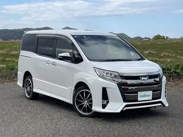 トヨタ ノア Si ダブルバイビーⅢ 新潟県 2021(令3)年 6.8万km ホワイトパールクリスタルシャイン 4WD/社外11インチメモリナビ(EX11NX)/CD/DVD/BT/フルセグテレビ/バックカメラ/ETC/フリップダウンモニター/衝突被害軽減ブレーキ/レーンキープアシスト/クルーズコントロール/両側パワースライドドア/半革シート/ステアリングスイッチ/スマートキー/プッシュスタート/LEDヘッドライト/オートライト/フォグランプ/社外18インチアルミホイール/純正16インチAW冬タイヤ車載