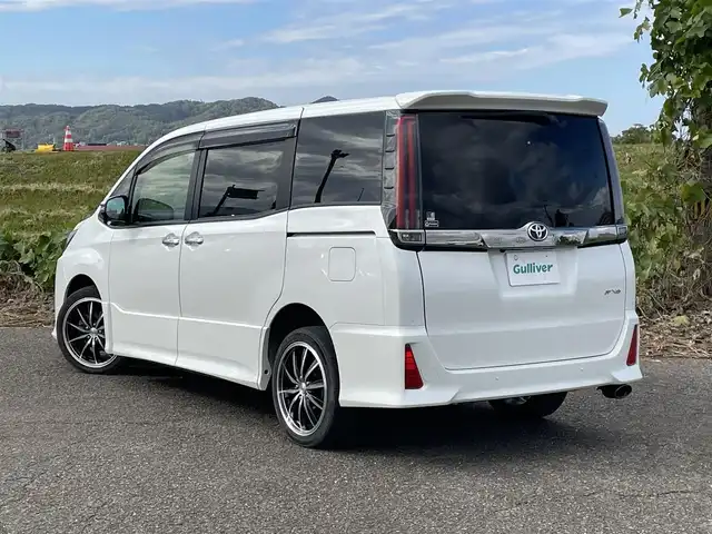 トヨタ ノア Si ダブルバイビーⅢ 新潟県 2021(令3)年 6.8万km ホワイトパールクリスタルシャイン 4WD/社外11インチメモリナビ(EX11NX)/CD/DVD/BT/フルセグテレビ/バックカメラ/ETC/フリップダウンモニター/衝突被害軽減ブレーキ/レーンキープアシスト/クルーズコントロール/両側パワースライドドア/半革シート/ステアリングスイッチ/スマートキー/プッシュスタート/LEDヘッドライト/オートライト/フォグランプ/社外18インチアルミホイール/純正16インチAW冬タイヤ車載