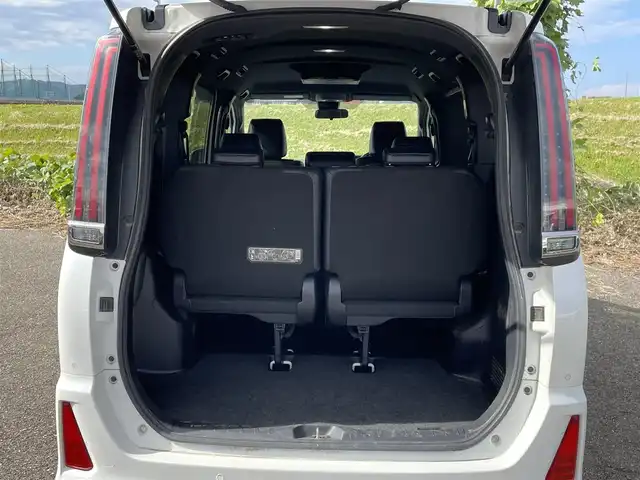 トヨタ ノア Si ダブルバイビーⅢ 新潟県 2021(令3)年 6.8万km ホワイトパールクリスタルシャイン 4WD/社外11インチメモリナビ(EX11NX)/CD/DVD/BT/フルセグテレビ/バックカメラ/ETC/フリップダウンモニター/衝突被害軽減ブレーキ/レーンキープアシスト/クルーズコントロール/両側パワースライドドア/半革シート/ステアリングスイッチ/スマートキー/プッシュスタート/LEDヘッドライト/オートライト/フォグランプ/社外18インチアルミホイール/純正16インチAW冬タイヤ車載