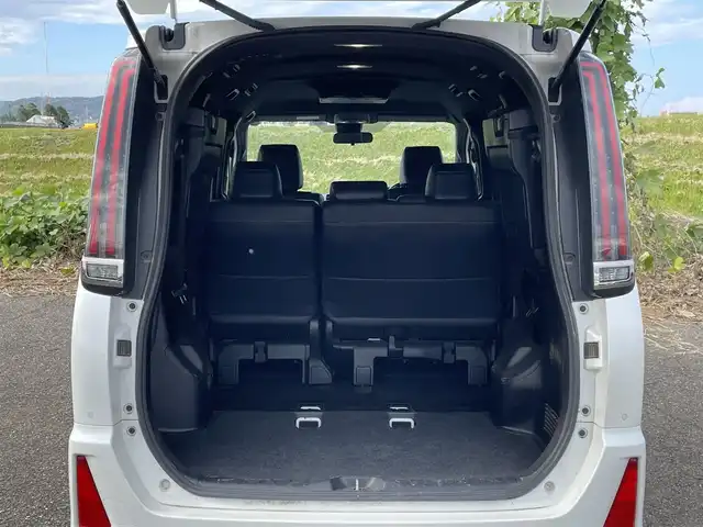 トヨタ ノア Si ダブルバイビーⅢ 新潟県 2021(令3)年 6.8万km ホワイトパールクリスタルシャイン 4WD/社外11インチメモリナビ(EX11NX)/CD/DVD/BT/フルセグテレビ/バックカメラ/ETC/フリップダウンモニター/衝突被害軽減ブレーキ/レーンキープアシスト/クルーズコントロール/両側パワースライドドア/半革シート/ステアリングスイッチ/スマートキー/プッシュスタート/LEDヘッドライト/オートライト/フォグランプ/社外18インチアルミホイール/純正16インチAW冬タイヤ車載