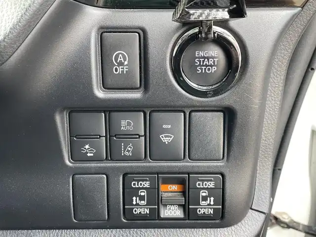 トヨタ ノア Si ダブルバイビーⅢ 新潟県 2021(令3)年 6.8万km ホワイトパールクリスタルシャイン 4WD/社外11インチメモリナビ(EX11NX)/CD/DVD/BT/フルセグテレビ/バックカメラ/ETC/フリップダウンモニター/衝突被害軽減ブレーキ/レーンキープアシスト/クルーズコントロール/両側パワースライドドア/半革シート/ステアリングスイッチ/スマートキー/プッシュスタート/LEDヘッドライト/オートライト/フォグランプ/社外18インチアルミホイール/純正16インチAW冬タイヤ車載