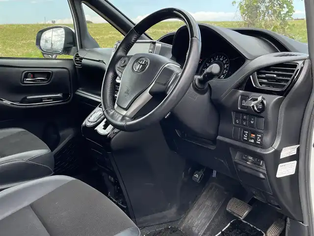 トヨタ ノア Si ダブルバイビーⅢ 新潟県 2021(令3)年 6.8万km ホワイトパールクリスタルシャイン 4WD/社外11インチメモリナビ(EX11NX)/CD/DVD/BT/フルセグテレビ/バックカメラ/ETC/フリップダウンモニター/衝突被害軽減ブレーキ/レーンキープアシスト/クルーズコントロール/両側パワースライドドア/半革シート/ステアリングスイッチ/スマートキー/プッシュスタート/LEDヘッドライト/オートライト/フォグランプ/社外18インチアルミホイール/純正16インチAW冬タイヤ車載