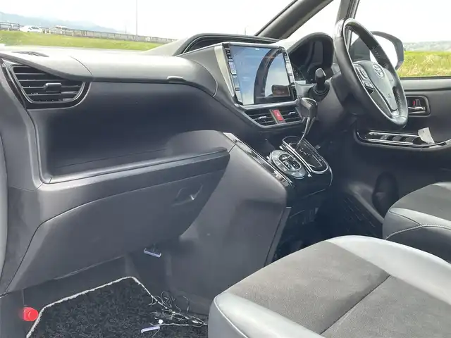 トヨタ ノア Si ダブルバイビーⅢ 新潟県 2021(令3)年 6.8万km ホワイトパールクリスタルシャイン 4WD/社外11インチメモリナビ(EX11NX)/CD/DVD/BT/フルセグテレビ/バックカメラ/ETC/フリップダウンモニター/衝突被害軽減ブレーキ/レーンキープアシスト/クルーズコントロール/両側パワースライドドア/半革シート/ステアリングスイッチ/スマートキー/プッシュスタート/LEDヘッドライト/オートライト/フォグランプ/社外18インチアルミホイール/純正16インチAW冬タイヤ車載