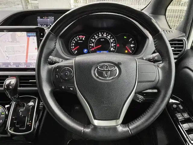 トヨタ ノア Si ダブルバイビーⅢ 新潟県 2021(令3)年 6.8万km ホワイトパールクリスタルシャイン 4WD/社外11インチメモリナビ(EX11NX)/CD/DVD/BT/フルセグテレビ/バックカメラ/ETC/フリップダウンモニター/衝突被害軽減ブレーキ/レーンキープアシスト/クルーズコントロール/両側パワースライドドア/半革シート/ステアリングスイッチ/スマートキー/プッシュスタート/LEDヘッドライト/オートライト/フォグランプ/社外18インチアルミホイール/純正16インチAW冬タイヤ車載