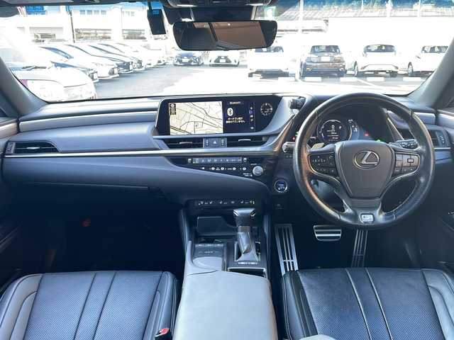 レクサス ＥＳ 300h Fスポーツ 広島県 2020(令2)年 10.4万km ホワイトノーヴァガラスフレーク 禁煙/黒革シート/レクサスセーフティ/・プリクラッシュセーフティ/・レーンディパーチャーアラート/・レーントレーシングアシスト/・オートマチックハイビーム/・先行車発進告知/・ロードサインアシスト/BSM/クリアランスソナー/ヘッドアップディスプレイ/サンルーフ/純正ナビ/・フルセグ/CD/DVD/Blu-ray/BT/・USB/AUX/SD/サウンドトラック/AppleCarPlay/バックカメラ/革巻きステアリング/ステアリングスイッチ/ステアリングヒーター/オートライト/シートヒーター／ベンチレーション/純正ドライブレコーダー（DRT-H68A）/ＥＴＣ２．０/３眼ＬＥＤヘッドライト/シーケンシャルターンランプ/パワーシート/シートメモリー/純正フロアマット/ナンバーフレーム/カードキー/純正19インチアルミホイール