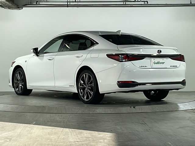 レクサス ＥＳ 300h Fスポーツ 広島県 2020(令2)年 10.4万km ホワイトノーヴァガラスフレーク 禁煙/黒革シート/レクサスセーフティ/・プリクラッシュセーフティ/・レーンディパーチャーアラート/・レーントレーシングアシスト/・オートマチックハイビーム/・先行車発進告知/・ロードサインアシスト/BSM/クリアランスソナー/ヘッドアップディスプレイ/サンルーフ/純正ナビ/・フルセグ/CD/DVD/Blu-ray/BT/・USB/AUX/SD/サウンドトラック/AppleCarPlay/バックカメラ/革巻きステアリング/ステアリングスイッチ/ステアリングヒーター/オートライト/シートヒーター／ベンチレーション/純正ドライブレコーダー（DRT-H68A）/ＥＴＣ２．０/３眼ＬＥＤヘッドライト/シーケンシャルターンランプ/パワーシート/シートメモリー/純正フロアマット/ナンバーフレーム/カードキー/純正19インチアルミホイール