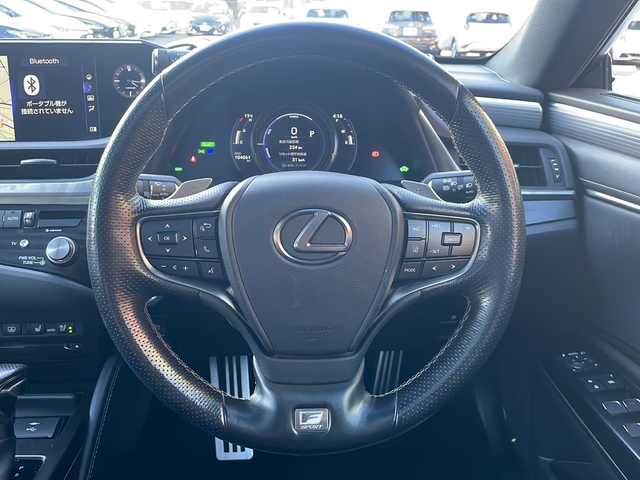 レクサス ＥＳ 300h Fスポーツ 広島県 2020(令2)年 10.4万km ホワイトノーヴァガラスフレーク 禁煙/黒革シート/レクサスセーフティ/・プリクラッシュセーフティ/・レーンディパーチャーアラート/・レーントレーシングアシスト/・オートマチックハイビーム/・先行車発進告知/・ロードサインアシスト/BSM/クリアランスソナー/ヘッドアップディスプレイ/サンルーフ/純正ナビ/・フルセグ/CD/DVD/Blu-ray/BT/・USB/AUX/SD/サウンドトラック/AppleCarPlay/バックカメラ/革巻きステアリング/ステアリングスイッチ/ステアリングヒーター/オートライト/シートヒーター／ベンチレーション/純正ドライブレコーダー（DRT-H68A）/ＥＴＣ２．０/３眼ＬＥＤヘッドライト/シーケンシャルターンランプ/パワーシート/シートメモリー/純正フロアマット/ナンバーフレーム/カードキー/純正19インチアルミホイール