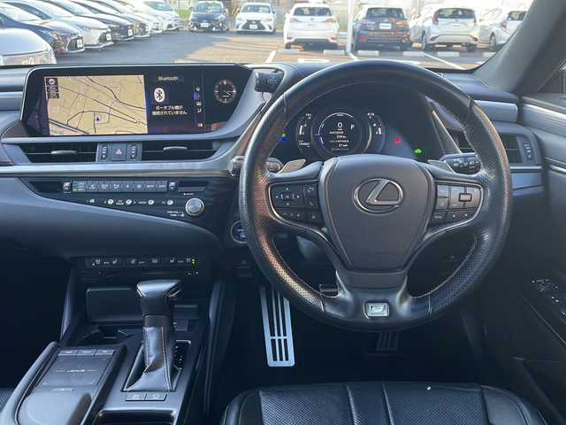 レクサス ＥＳ 300h Fスポーツ 広島県 2020(令2)年 10.4万km ホワイトノーヴァガラスフレーク 禁煙/黒革シート/レクサスセーフティ/・プリクラッシュセーフティ/・レーンディパーチャーアラート/・レーントレーシングアシスト/・オートマチックハイビーム/・先行車発進告知/・ロードサインアシスト/BSM/クリアランスソナー/ヘッドアップディスプレイ/サンルーフ/純正ナビ/・フルセグ/CD/DVD/Blu-ray/BT/・USB/AUX/SD/サウンドトラック/AppleCarPlay/バックカメラ/革巻きステアリング/ステアリングスイッチ/ステアリングヒーター/オートライト/シートヒーター／ベンチレーション/純正ドライブレコーダー（DRT-H68A）/ＥＴＣ２．０/３眼ＬＥＤヘッドライト/シーケンシャルターンランプ/パワーシート/シートメモリー/純正フロアマット/ナンバーフレーム/カードキー/純正19インチアルミホイール