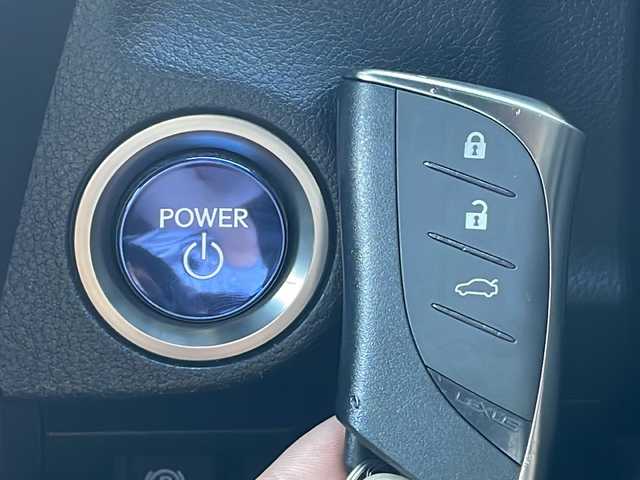 レクサス ＥＳ 300h Fスポーツ 広島県 2020(令2)年 10.4万km ホワイトノーヴァガラスフレーク 禁煙/黒革シート/レクサスセーフティ/・プリクラッシュセーフティ/・レーンディパーチャーアラート/・レーントレーシングアシスト/・オートマチックハイビーム/・先行車発進告知/・ロードサインアシスト/BSM/クリアランスソナー/ヘッドアップディスプレイ/サンルーフ/純正ナビ/・フルセグ/CD/DVD/Blu-ray/BT/・USB/AUX/SD/サウンドトラック/AppleCarPlay/バックカメラ/革巻きステアリング/ステアリングスイッチ/ステアリングヒーター/オートライト/シートヒーター／ベンチレーション/純正ドライブレコーダー（DRT-H68A）/ＥＴＣ２．０/３眼ＬＥＤヘッドライト/シーケンシャルターンランプ/パワーシート/シートメモリー/純正フロアマット/ナンバーフレーム/カードキー/純正19インチアルミホイール