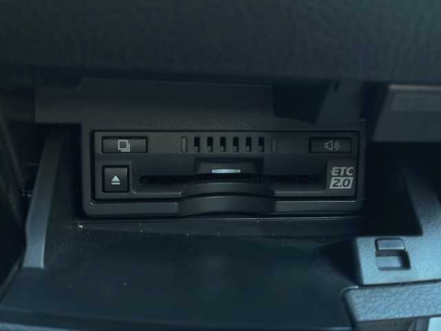 レクサス ＥＳ 300h Fスポーツ 広島県 2020(令2)年 10.4万km ホワイトノーヴァガラスフレーク 禁煙/黒革シート/レクサスセーフティ/・プリクラッシュセーフティ/・レーンディパーチャーアラート/・レーントレーシングアシスト/・オートマチックハイビーム/・先行車発進告知/・ロードサインアシスト/BSM/クリアランスソナー/ヘッドアップディスプレイ/サンルーフ/純正ナビ/・フルセグ/CD/DVD/Blu-ray/BT/・USB/AUX/SD/サウンドトラック/AppleCarPlay/バックカメラ/革巻きステアリング/ステアリングスイッチ/ステアリングヒーター/オートライト/シートヒーター／ベンチレーション/純正ドライブレコーダー（DRT-H68A）/ＥＴＣ２．０/３眼ＬＥＤヘッドライト/シーケンシャルターンランプ/パワーシート/シートメモリー/純正フロアマット/ナンバーフレーム/カードキー/純正19インチアルミホイール