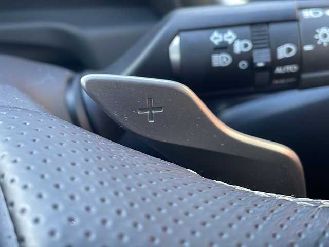 レクサス ＥＳ 300h Fスポーツ 広島県 2020(令2)年 10.4万km ホワイトノーヴァガラスフレーク 禁煙/黒革シート/レクサスセーフティ/・プリクラッシュセーフティ/・レーンディパーチャーアラート/・レーントレーシングアシスト/・オートマチックハイビーム/・先行車発進告知/・ロードサインアシスト/BSM/クリアランスソナー/ヘッドアップディスプレイ/サンルーフ/純正ナビ/・フルセグ/CD/DVD/Blu-ray/BT/・USB/AUX/SD/サウンドトラック/AppleCarPlay/バックカメラ/革巻きステアリング/ステアリングスイッチ/ステアリングヒーター/オートライト/シートヒーター／ベンチレーション/純正ドライブレコーダー（DRT-H68A）/ＥＴＣ２．０/３眼ＬＥＤヘッドライト/シーケンシャルターンランプ/パワーシート/シートメモリー/純正フロアマット/ナンバーフレーム/カードキー/純正19インチアルミホイール