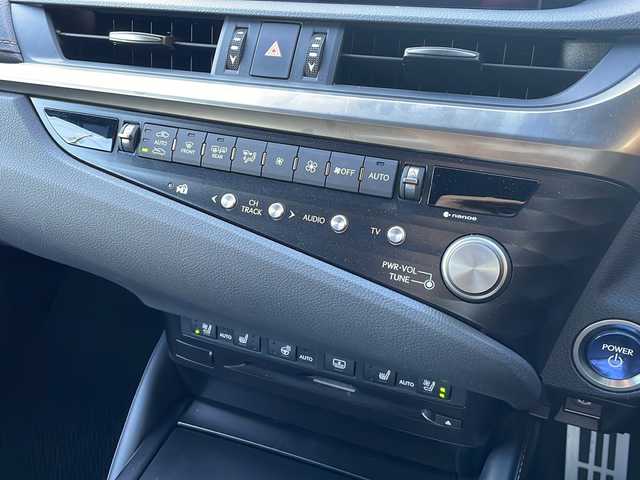 レクサス ＥＳ 300h Fスポーツ 広島県 2020(令2)年 10.4万km ホワイトノーヴァガラスフレーク 禁煙/黒革シート/レクサスセーフティ/・プリクラッシュセーフティ/・レーンディパーチャーアラート/・レーントレーシングアシスト/・オートマチックハイビーム/・先行車発進告知/・ロードサインアシスト/BSM/クリアランスソナー/ヘッドアップディスプレイ/サンルーフ/純正ナビ/・フルセグ/CD/DVD/Blu-ray/BT/・USB/AUX/SD/サウンドトラック/AppleCarPlay/バックカメラ/革巻きステアリング/ステアリングスイッチ/ステアリングヒーター/オートライト/シートヒーター／ベンチレーション/純正ドライブレコーダー（DRT-H68A）/ＥＴＣ２．０/３眼ＬＥＤヘッドライト/シーケンシャルターンランプ/パワーシート/シートメモリー/純正フロアマット/ナンバーフレーム/カードキー/純正19インチアルミホイール