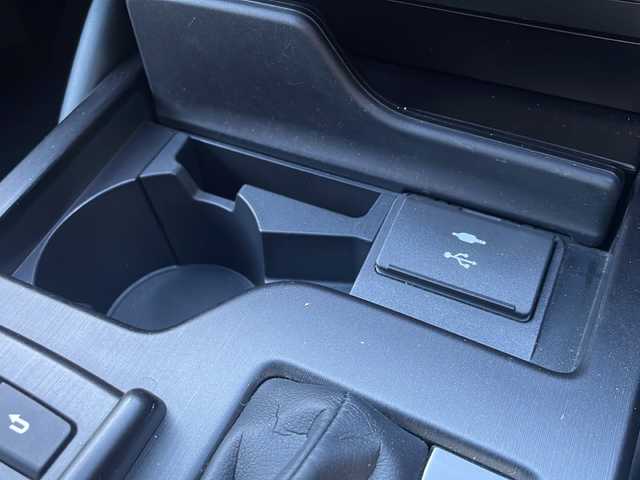 レクサス ＥＳ 300h Fスポーツ 広島県 2020(令2)年 10.4万km ホワイトノーヴァガラスフレーク 禁煙/黒革シート/レクサスセーフティ/・プリクラッシュセーフティ/・レーンディパーチャーアラート/・レーントレーシングアシスト/・オートマチックハイビーム/・先行車発進告知/・ロードサインアシスト/BSM/クリアランスソナー/ヘッドアップディスプレイ/サンルーフ/純正ナビ/・フルセグ/CD/DVD/Blu-ray/BT/・USB/AUX/SD/サウンドトラック/AppleCarPlay/バックカメラ/革巻きステアリング/ステアリングスイッチ/ステアリングヒーター/オートライト/シートヒーター／ベンチレーション/純正ドライブレコーダー（DRT-H68A）/ＥＴＣ２．０/３眼ＬＥＤヘッドライト/シーケンシャルターンランプ/パワーシート/シートメモリー/純正フロアマット/ナンバーフレーム/カードキー/純正19インチアルミホイール