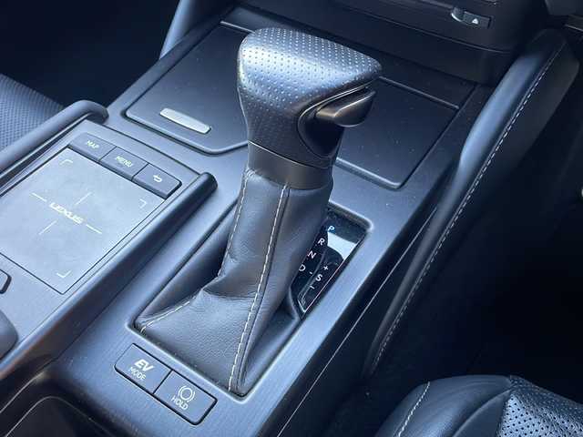 レクサス ＥＳ 300h Fスポーツ 広島県 2020(令2)年 10.4万km ホワイトノーヴァガラスフレーク 禁煙/黒革シート/レクサスセーフティ/・プリクラッシュセーフティ/・レーンディパーチャーアラート/・レーントレーシングアシスト/・オートマチックハイビーム/・先行車発進告知/・ロードサインアシスト/BSM/クリアランスソナー/ヘッドアップディスプレイ/サンルーフ/純正ナビ/・フルセグ/CD/DVD/Blu-ray/BT/・USB/AUX/SD/サウンドトラック/AppleCarPlay/バックカメラ/革巻きステアリング/ステアリングスイッチ/ステアリングヒーター/オートライト/シートヒーター／ベンチレーション/純正ドライブレコーダー（DRT-H68A）/ＥＴＣ２．０/３眼ＬＥＤヘッドライト/シーケンシャルターンランプ/パワーシート/シートメモリー/純正フロアマット/ナンバーフレーム/カードキー/純正19インチアルミホイール