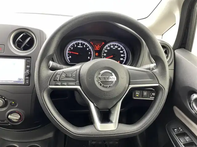 日産 ノート X 熊本県 2019(令1)年 2.5万km 黒 純正ナビMJ119D-W（ＣＤ・ＤＶＤ・フルセグ・ＢＴ）/バックカメラ　/ＥＴＣ　/前後クリアランスソナー　/エマージェンシーブレーキ　/レーンキープアシスト　/横滑り防止　/アイドリングストップ　/社外フロアマット　/電動格納ミラー/オートライト/スマートキー/プッシュスタート/スペアキー1本