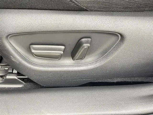 トヨタ クラウン ハイブリッド RS 千葉県 2019(令1)年 6.7万km ホワイトパールクリスタルシャイン 禁煙車/トヨタセーフティセンス/・レーダークルーズコントロール/・ブラインドスポットモニター/・ヘッドアップディスプレイ/・プリクラッシュセーフティ/・プリクラッシュセーフティブレーキ/・クリアランスソナー/・パーキングアシスト/純正メモリナビ/・CD/DVD/USB/Bluetooth/フルセグTV/・全方位カメラ/・ビルトインETC２.０/皮巻きステアリング/・ステアリングスイッチ/・ステアリングヒーター/DNパワーシート/・DNシートヒーター/・D席メモリ付き/MT付きAT/純正フロアマット/純正18インチAW/オートライト/・オートマチックハイビーム/・LEDヘッドライト/・LEDフォグランプ