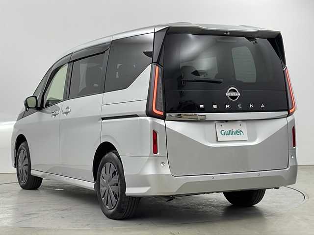 日産 セレナ X V 道央・札幌 2023(令5)年 1.1万km ブリリアントシルバー 4WD/両側パワースライドドア/プロパイロット/前後コーナーセンサー/純正SDナビ［MM222D-L］(フルセグテレビ走行中視聴不可)/純正ドアバイザー/社外前後ドライブレコーダー(ZDR-035)/ETC/純正アルミキャップ/電動格納ミラー/ウインカーミラー/オートホールドブレーキ/ハンズフリーオートスライドドア/パドルシフト/ステアリングスイッチ/ステアリングヒーター/2列目サンシェード/BSM/スペアキー1本