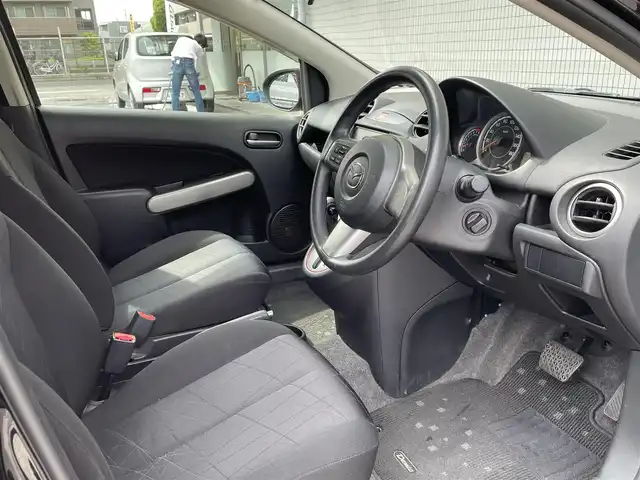 マツダ デミオ 13C－V スマートエディション 千葉県 2012(平24)年 4.7万km ブリリアントブラック 純正SDナビゲーション/（CD/DVD/SD/ラジオ）/バックカメラ/ETC/ステアリングスイッチ/社外LEDヘッドライト/社外LEDフォグライト/ドアバイザー/電格ミラー/純正フロアマット/純正サマー（タイヤ積込ホイールキャップ付き）